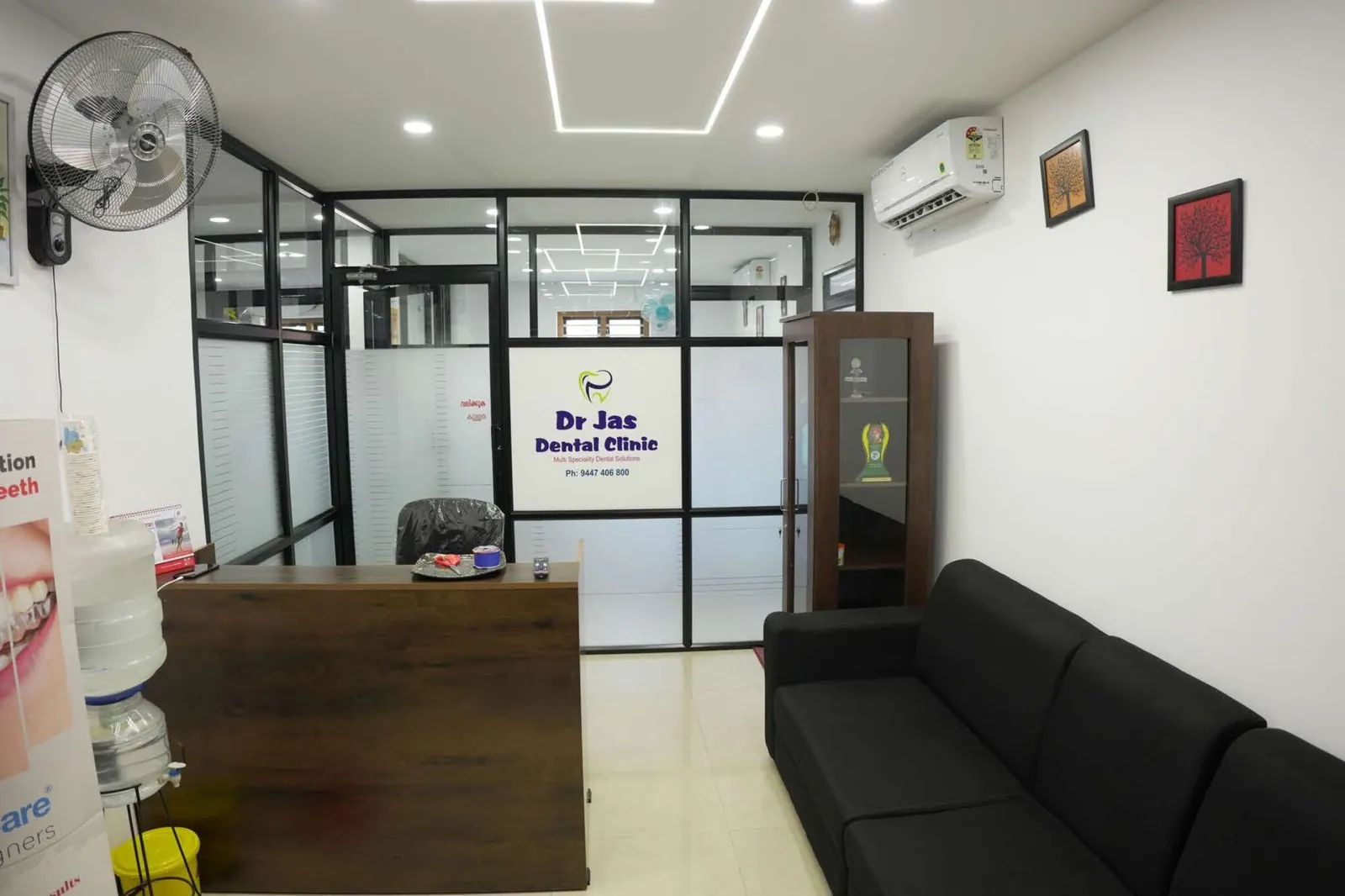 Dr Jas Dental Clinic interior – modern waiting area in Pezhakkappilly